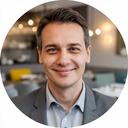 Restaurantbesitzer in Zürich mit moderner Bistro-Inneneinrichtung